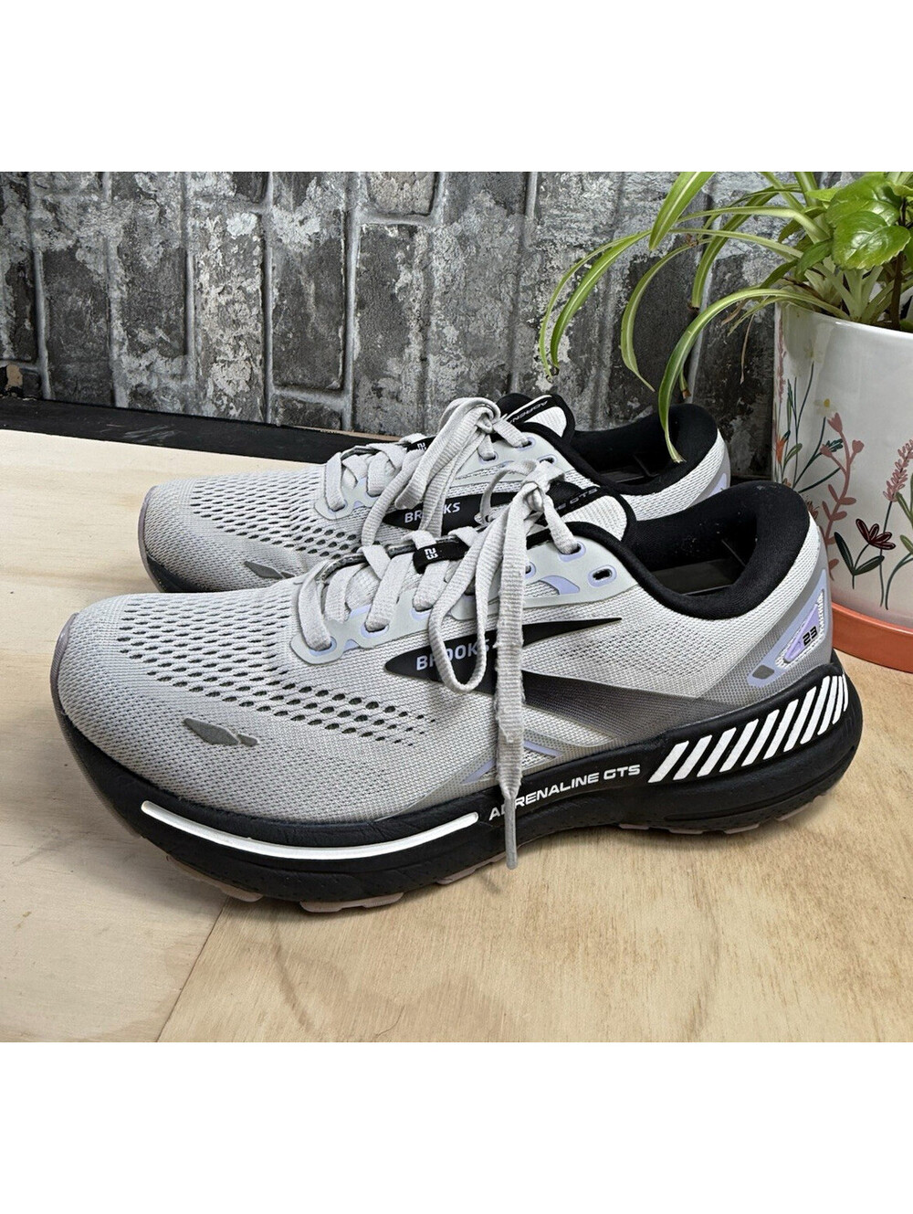 Brooks Adrenaline GTS 23 women Gray/Black Low Top Lace-Up Mesh Sneaker 8.5